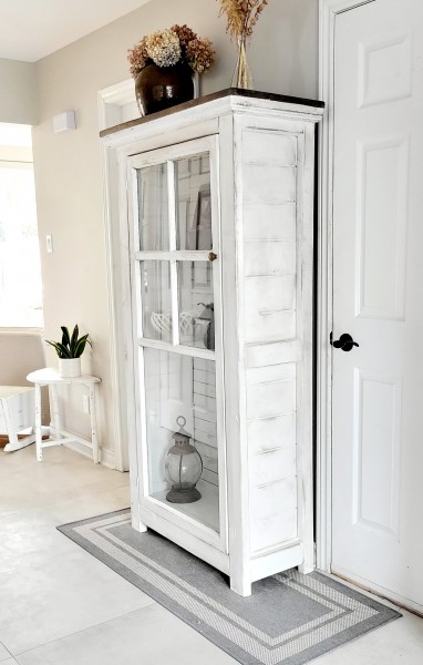 Superbe armoire vaisselier farmhouse blanc dessus bois teint fenêtre antique