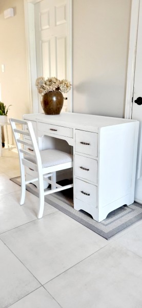 Magnifique bureau blanc farmhouse 7 tiroirs avec chaise tissus gris
